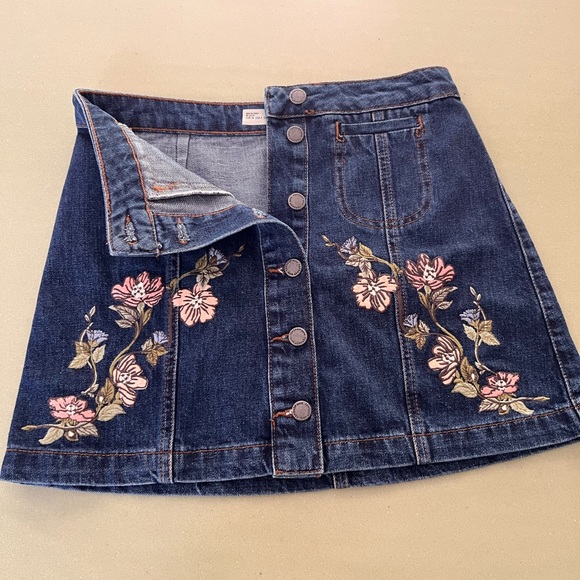TopShop Denim Miniskirt, embroidered with flowers, brand new! Size 4. - Picture 2 of 8